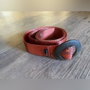 Croakies adjustable retro orange floral belt with wood buckle approx 49” length